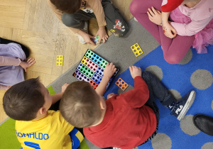 Zabawa klockami Numikon.