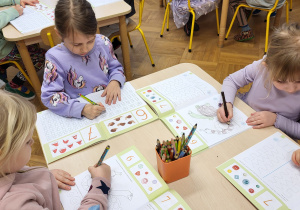 Ćwiczenia grafomotoryczne z cyfrą 6.