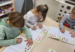 Ćwiczenia grafomotoryczne z cyfrą 6.