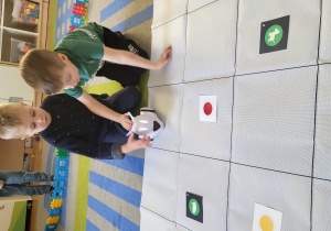 Chłopiec programuje drogę robota.