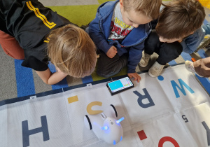 Chłopcy programują drogę robota. Zadanie z literami.