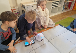 Chłopiec programuje zmianę kolorów robota.