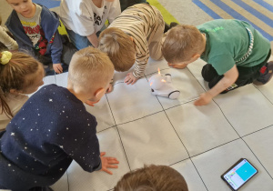 Chłopcy uruchamiają robota wg zaprogramowanej trasy.