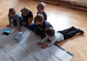 Dzieci z maluszków poznają zasady działania robota.