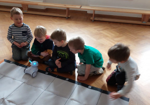 Chłopcy z najmłodszej grupy poznają zasady działania robota.