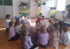 Pani opowiada o opiece nad kotem i kocich zwyczajach.