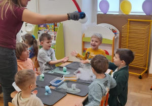 Dzieci uczestniczą w warsztatach z suchym lodem.