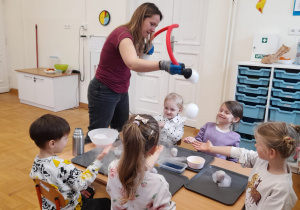 Dzieci uczestniczą w warsztatach z suchym lodem.