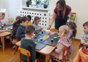 Dzieci uczestniczą w warsztatach z suchym lodem.