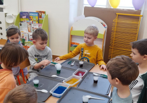 Dzieci uczestniczą w warsztatach z suchym lodem.