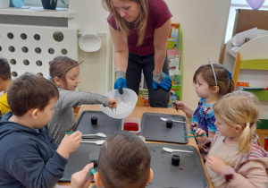 Dzieci uczestniczą w warsztatach chemicznych.
