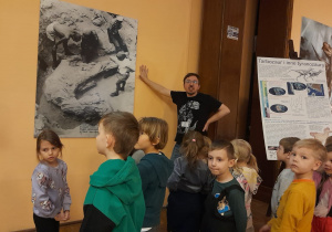 Dzieci poznają pracę archeologa.