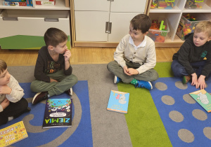 Dzieci siedzą w kole i opowiadają kolejno o swojej książce.