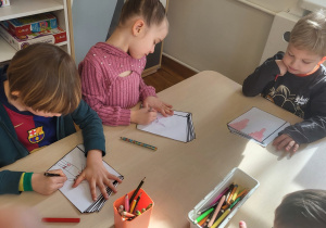 Dzieci rysują okładkę do książki wg własnego pomysłu.