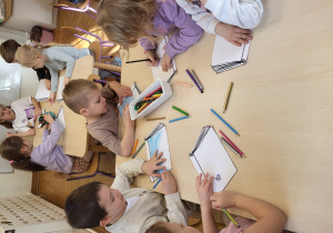 Dzieci rysują okładkę do książki wg własnego pomysłu.