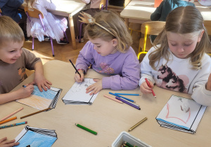 Dzieci rysują okładkę do książki wg własnego pomysłu.