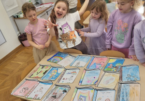 Dziewczynki prezentują wykonane prace.