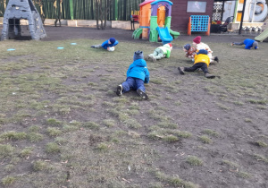 Zabawy dzieci z piłkami.