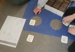 Dzieci bawią się sylabami otwartymi z poznaną literą "P"