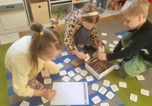 Dzieci układają wyrazy wykorzystując sylaby otwarte.