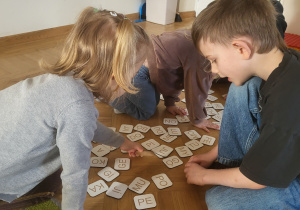 Dzieci układają wyrazy wykorzystując sylaby otwarte.