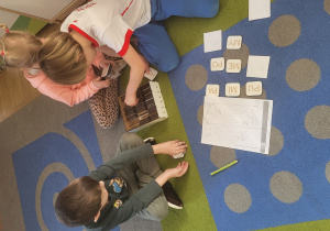 Dzieci wyszukują podane w zadaniu sylaby.