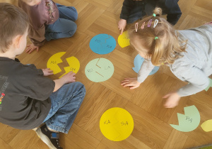 Dzieci układają wyrazy dwusylabowe wykorzystując sylaby otwarte.