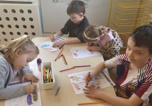 Dzieci wykonują kartę pracy - kolorują sylaby zgodnie z obrazkiem..