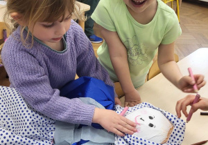 Dwie dziewczynki wykonują Marzannę.