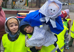 Dzieci idą w parach z Marzanną