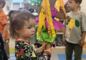 Dziewczynka z najmłodszej grupy tańczy z Marzanną.