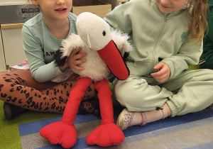 Dziewczynka prezentuje jeden z symboli wiosny - bociana.