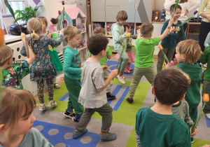 Zabawa taneczna dzieci z tulipanami.