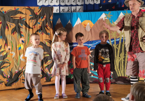 Czworo dzieci bierze udział w przedstawieniu "Profesor Kalafior w Azji".