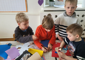 Dzieci wykonują kukiełki wg własnego pomysłu. Wykorzystują patyczki, kolorowy papier oraz druciki kreatywne.