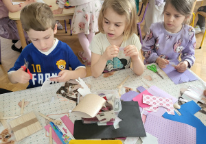 Dzieci wykonują kukiełki wg własnego pomysłu. Wykorzystują patyczki, kolorowy papier oraz druciki kreatywne.