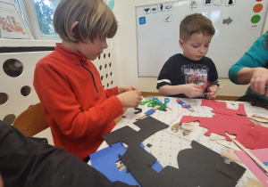 Dzieci wykonują kukiełki wg własnego pomysłu. Wykorzystują patyczki, kolorowy papier oraz druciki kreatywne.