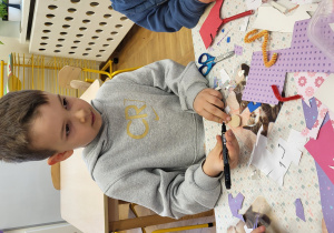 Chłopiec wykonuje kukiełkę wg własnego pomysłu.