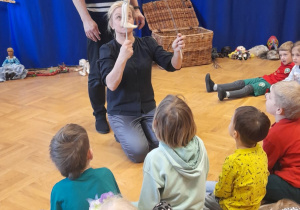 Aktorzy prowadzący warsztaty prezentują sposób poruszania lalką teatralną.