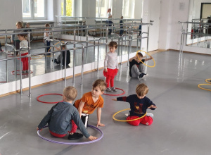 Dzieci bawiące się na sali