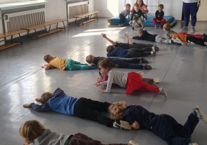 Dzieci leżące na podłodze