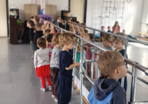 Dzieci wpatrujące się w lustro