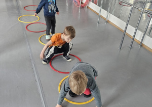 Dzieci skaczące do kółek