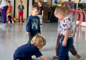 Bawiący się chłopcy