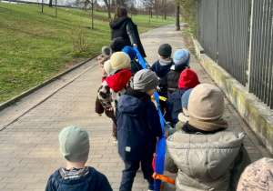 Dzieci idące w parach