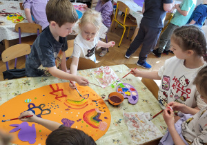 Praca zbiorowa. Dzieci malując farbami ozdabiają jajo z brystolu wg własnego pomysłu.