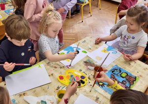 Dzieci skupione na malowaniu
