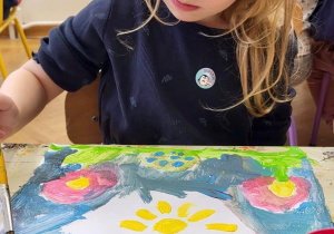 Dziewczynka maluje obrazek