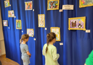 Dzieci podziwiają obrazy