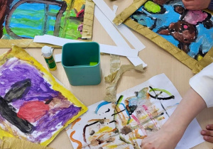 Dzieci wykonują ramy na obrazy